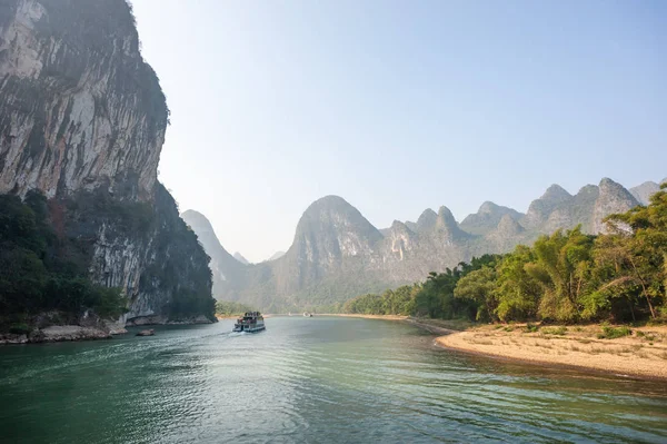 Loď na řece Li plavba a krasové formace horské krajiny v Guilin — Stock fotografie