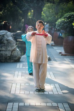 Chengdu 'da Tai Chi çalışan bir adam ve kadın.