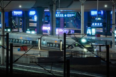 Chengdu Doğu tren istasyonunda gece yüksek hız treni