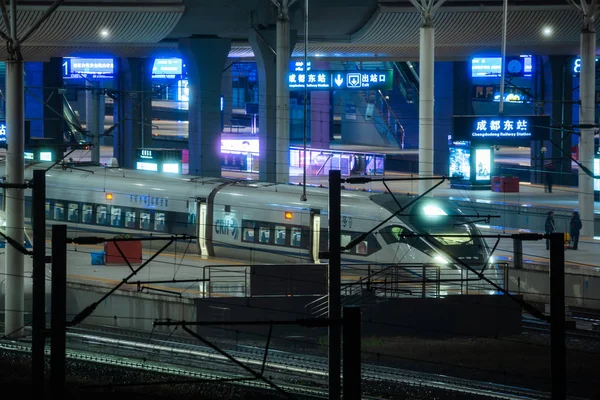 Hogesnelheidstrein 's nachts op het station Chengdu Oost — Stockfoto