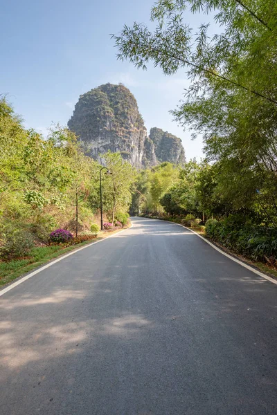 Yangshuo tepeleri olan boş bir yol.