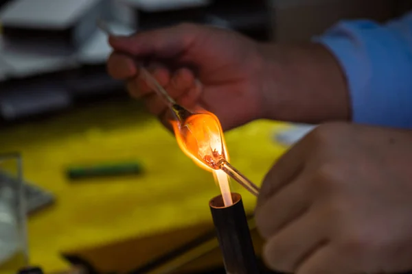Художник работает на стекле с огнем — стоковое фото