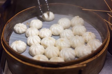 Buharda pişmiş çörekler bambu buharlı buharlı tencerede.