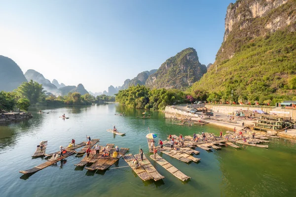 Turistické bambusové vory v Yangshuo Guilin — Stock fotografie