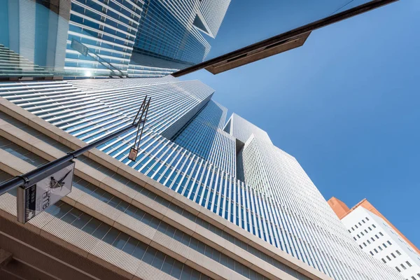 De Rotterdam felhőkarcoló alacsony látószögű tükröződések Rotterdamban — Stock Fotó