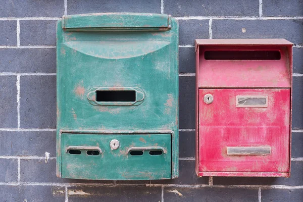 Duas caixas de correio velhas em uma parede de tijolo — Fotografia de Stock