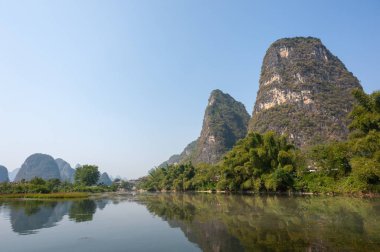 Yangshuo 'da kireçtaşı tepeli, sisli bir arazi.