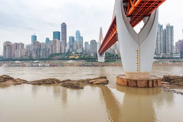 Dongshuimen-Brücke über dem Yangtze-Fluss bei Tageslicht in China — Stockfoto