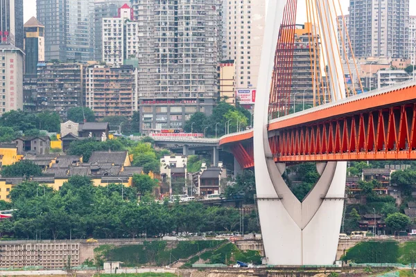 Most Dongshuimen nad rzeką Jangcy w świetle dziennym w Chongqing — Zdjęcie stockowe