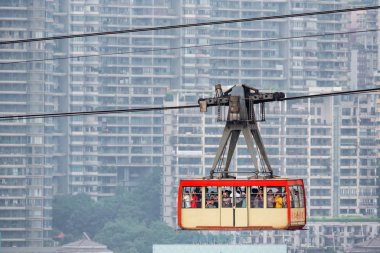 Chongqing 'e turist taşıyan tramvay.