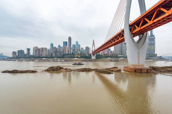 Днем мост Дуншуймэнь над рекой Янцзы в Чунцине Китай — стоковое фото
