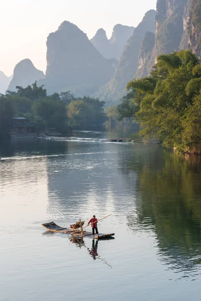 Bambusový vor na řece v Yangshuo — Stock fotografie