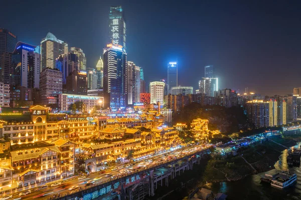 Chongqing panorama w nocy z Hongyadong jaskini na pierwszym planie — Zdjęcie stockowe