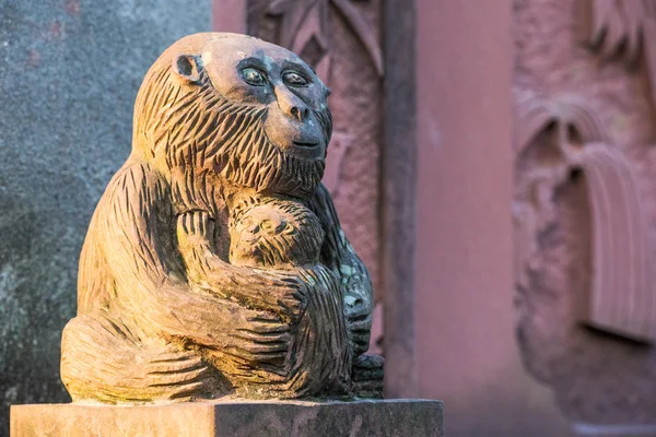 Estatua de mono y cachorro en un monasterio taoísta en Chengdu — Foto de Stock