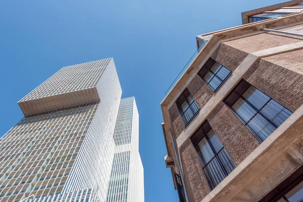 Edificios antiguos y modernos contra el cielo azul en Rotterdam — Foto de Stock