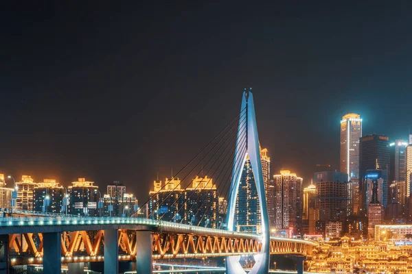 Chongqing panorama w nocy z mostem i Hongyadong jaskini — Zdjęcie stockowe