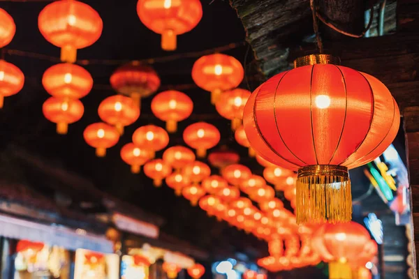 Illuminated red chinese lanterns hanging for the chinese new year — Stock Photo, Image