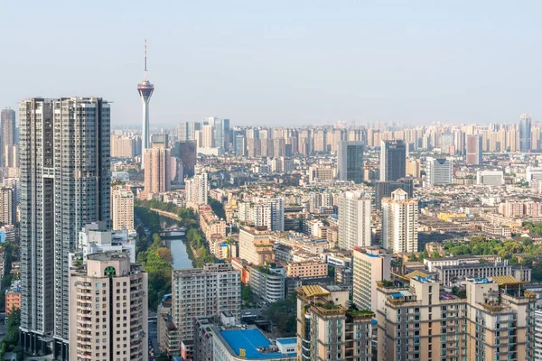 Luftaufnahme der Skyline der Innenstadt von Chengdu an einem sonnigen Tag — Stockfoto