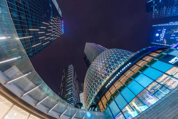 청두에서 밤에 조명되는 현대식 유리 건물 — 스톡 사진