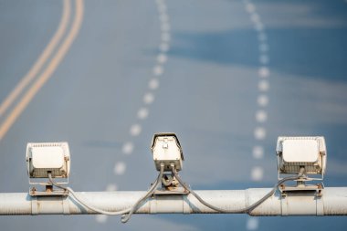 Hız kameraları boş yolun üstündeki trafik yolunu izliyor