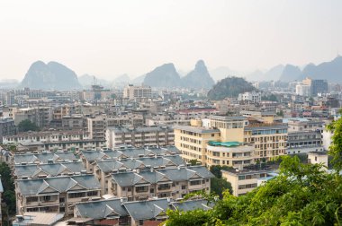 Guilin tepeleri ve şehir manzarası sisli