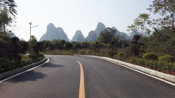 Lege weg met heuvels in Yangshuo — Stockvideo