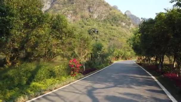 Yangshuo tepeleri olan boş bir yol. — Stok video