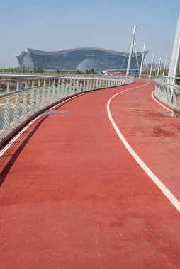 Arkasında Century City Global Center binası olan Chengdu Güney Greenway