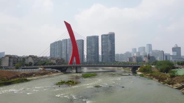 Ponte cavo rosso sopra FuHe fiume con grattacieli sullo sfondo nel sud Chengdu — Video Stock