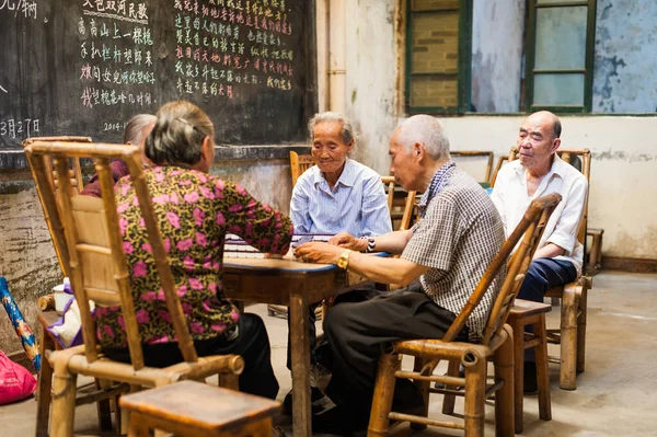 Pessoas chinesas sênior jogando mahjong em uma antiga sala de chá — Fotografia de Stock