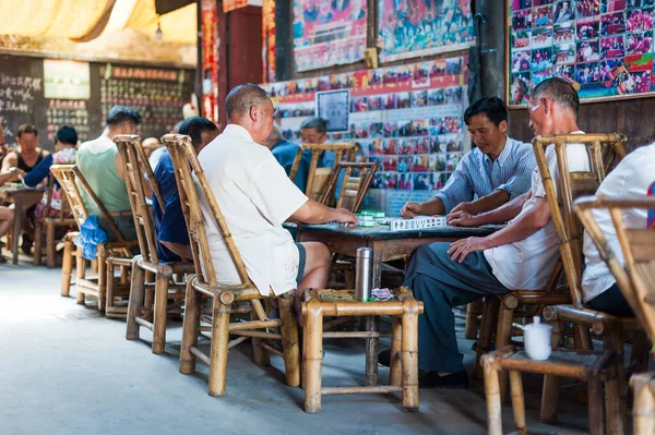 Pessoas chinesas sênior jogando mahjong em uma antiga sala de chá — Fotografia de Stock