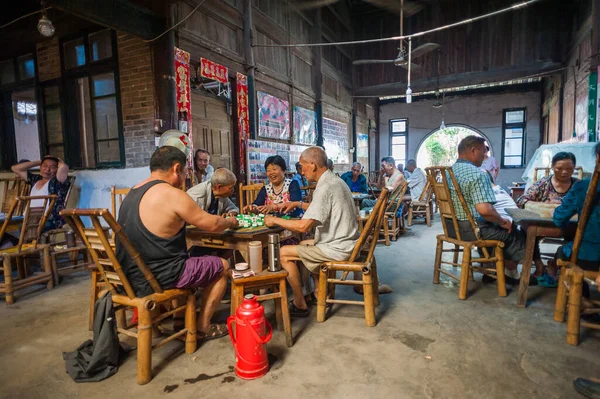 Pessoas chinesas sênior jogando mahjong em uma antiga sala de chá — Fotografia de Stock