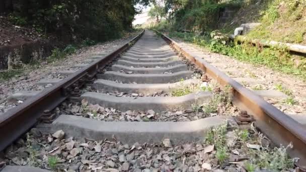 Vazio abandonado trilha ferroviária câmera lenta 4K — Vídeo de Stock