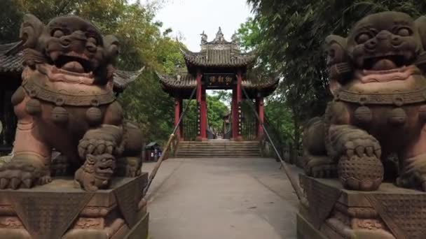 YuLongQiao traditionele Chinese brug poort met twee leeuw stenen beelden in JieZi dorp — Stockvideo