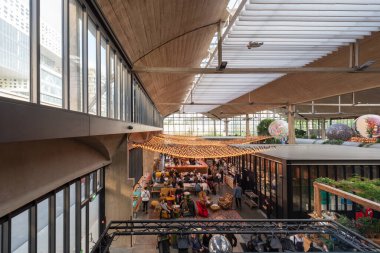 Paris 'teki La Felicita restoranındaki insanlar