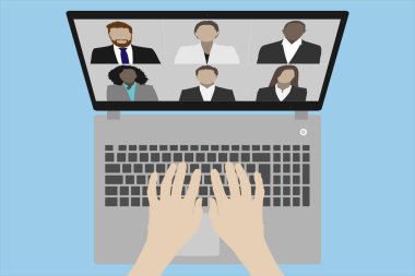 Dizüstü bilgisayar vektör illüstrasyonunda bir video konferansı klavyenin üzerindeki eller ile üstten görüntülendi