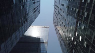 Gökyüzüne karşı modern cam gökdelenler