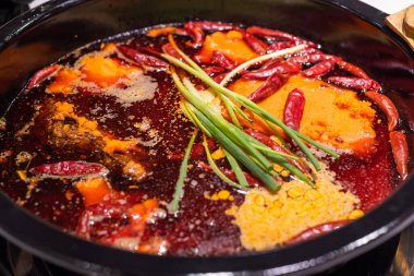 Chengdu 'da acı biberli Sichuan yemeği.
