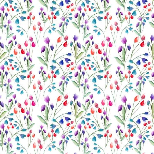 Delicado lindo lindo brilhante sofisticado primavera verão floral colorido têxtil vermelho rosa violeta tulipas e azuis bluebells com folhas padrão aquarela mão esboço — Fotografia de Stock