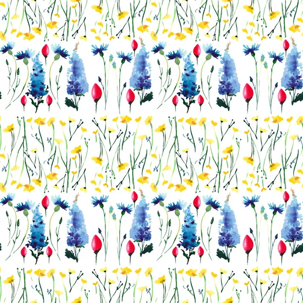 柔らかく繊細な美しい洗練された明るい春カラフルなテキスタイル青い delphinium と赤ピンク紫のチューリップと葉パターン手水彩スケッチと青いブルーベルズ — ストック写真