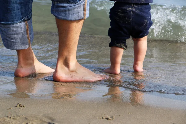 Nohy Velké Velmi Malé Mužů Baby Otce Syna Stojící Mělkých Stock Obrázky