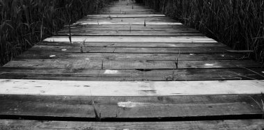 Siyah ve beyaz panoları eşleşmeyebilir ile perspektif ahşap yolunun tamir