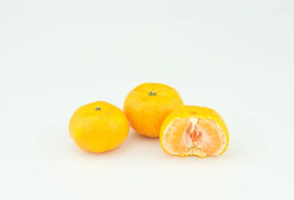 Frutos de laranja isolados sobre fundo branco — Fotografia de Stock