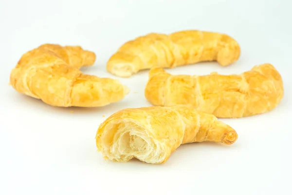 Pane croissant isolato su sfondo bianco — Foto Stock