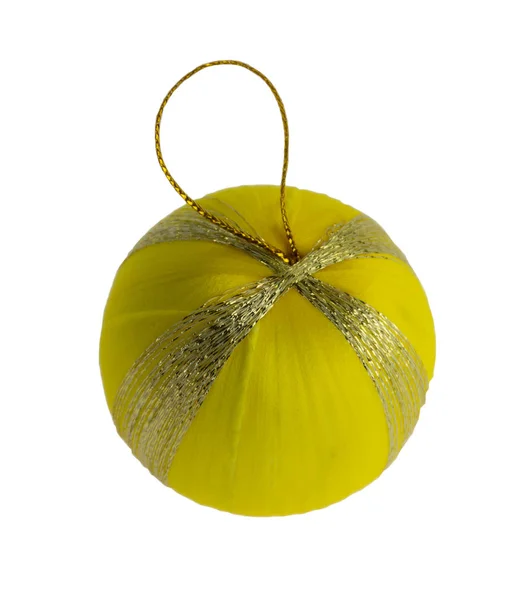 Żółta świąteczna kula odizolowana na białym tle. Wybiórcze fo — Zdjęcie stockowe