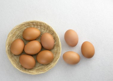 Tahta bir sepetin içine konmuş yumurtalar..