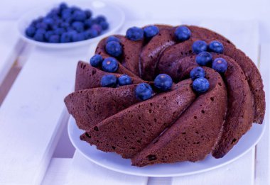 Beyaz arka planda yaban mersinli turta. Paskalya pastası