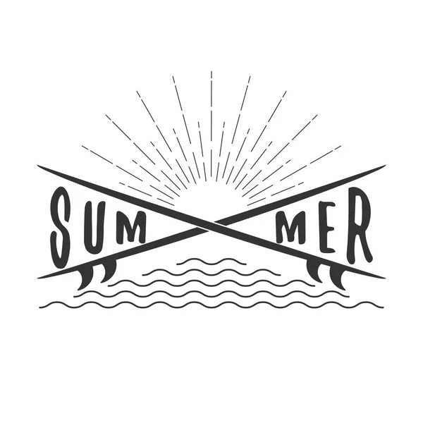 Verão vetorial mão lettering texto com prancha de surf, raios de sol e ondas. Isolado sobre fundo branco . — Vetor de Stock