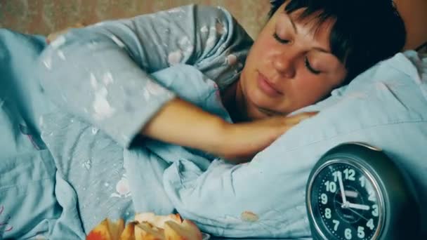 Genç kadın uyurken gece ve uyku modundan çıkarma ile açlık yukarı ve bir elma yiyor — Stok video