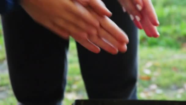 Les gens réchauffent ses mains sur le feu 